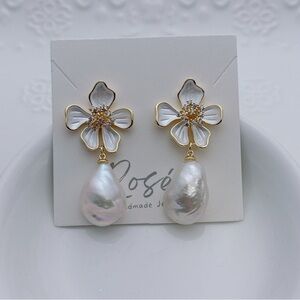 26E133 Handmade Freshwater Keshi Pearl Flower Dangling Earrings